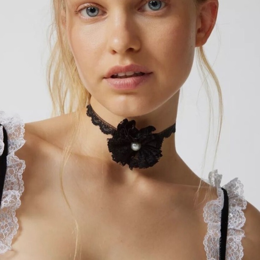 Urban Outfitters Lace Rosette Cream Choker Necklace - Picture 1 of 4